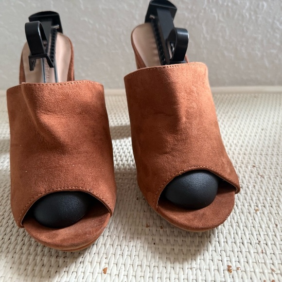 NWT Faux Suede Camel Heels - Picture 3 of 3